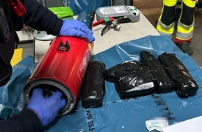 Hauptzollamt Bielefeld: HZA-BI: Acht Kilo Kokain in Tetra Paks und Feuerl&ouml;schern geschmuggelt/Bielefelder Zoll zieht Drogen im Wert von mehr als 400.000 Euro auf A44 bei Geseke aus dem Verkehr
