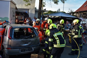 FW Wenden: Verkehrsunfall auf Kirmesgelände: Rettungskräfte üben unangekündigt den Ernstfall