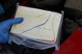 Zollfahndungsamt Essen: ZOLL-E: 12 Kilogramm Kokain auf der Durchreise
- Zoll beschlagnahmt 12 kg Kokain verbaut im Motorraum