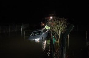 Polizeiinspektion Hameln-Pyrmont/Holzminden: POL-HOL: PKW musste aus Hochwasser der Weser geborgen werden.