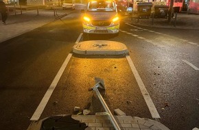 Polizei Bielefeld: POL-BI: Betrunkener Fahrer reißt Verkehrsschild aus der Verankerung