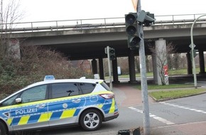 Polizei Duisburg: POL-DU: Duissern: Lkw-Fahrer fährt gegen Ampel und flüchtet