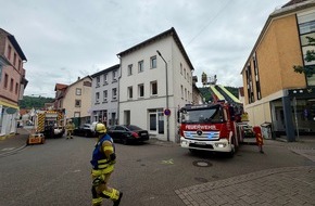 Feuerwehr Weinheim: FW Weinheim: Feuerwehr beseitigt lose Dachziegel