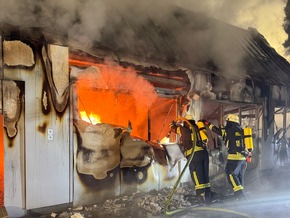 FW-AUR: Geb&auml;ude nach Durchz&uuml;ndung vollst&auml;ndig in Flammen