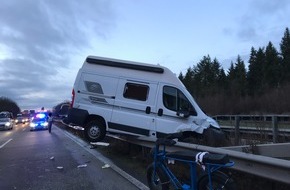 Verkehrsdirektion Koblenz: POL-VDKO: Flucht nach einem Verkehrsunfall auf der A61 im Autobahnkreuz Koblenz mit zwei leicht verletzten Personen