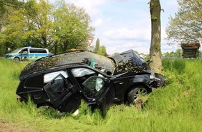 Polizei Minden-Lübbecke: POL-MI: BMW kracht nach Abbiegevorgang gegen Baum