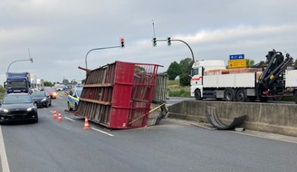 Kreispolizeibehörde Wesel: POL-WES: Wesel - Lkw verliert Ladung / Verkehrsbehinderungen im Berufsverkehr