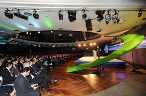 Messe Berlin GmbH: Bundesverkehrsminister Dobrindt: "Was heute alles machbar ist, zeigt die Branche auf der InnoTrans" (FOTO)