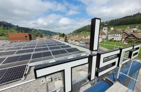 St.Gallisch-Appenzellische Kraftwerke AG: SAK Medienmitteilung: SAK nimmt grosse Photovoltaikanlage auf Tisca Gebäude in Bühler in Betrieb