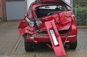Polizei Mettmann: POL-ME: Autofahrer erleidet Krampf und kracht in Haus - Ratingen - 1812030