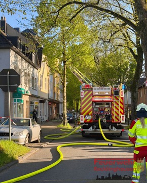 FW-RE: Wohnungsbrand in voller Ausdehnung - zwei Katzen aus der Wohnung gerettet - keine Personen verletzt