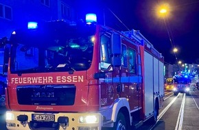 Feuerwehr Essen: FW-E: Wohnungsbrand in einem Mehrfamilienhaus - Feuerwehr rettet eine brandverletzte Person