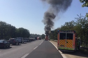 Feuerwehr und Rettungsdienst Bonn: FW-BN: Feuerwehr löscht brennenden Reisebus auf der BAB 565