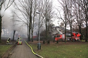 Feuerwehr Essen: FW-E: Feuer in Mehrfamilienhaus, sieben Erwachsene und zwei Kinder gerettet, niemand verletzt