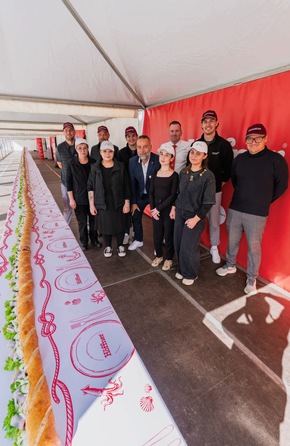 &raquo;M&ouml;belhaus H&ouml;ffner&laquo; pr&auml;sentiert das l&auml;ngste Fischbr&ouml;tchen der Welt (51,87 Meter)