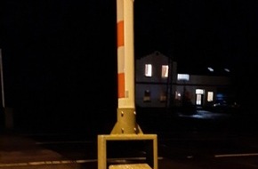 Bundespolizeiinspektion Flensburg: BPOL-FL: Jübek - Schrankenbaum abgefahren- Bundespolizeisucht Zeugen