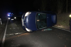 Kreispolizeibeh&ouml;rde Siegen-Wittgenstein: POL-SI: Renault kommt bei Stra&szlig;engl&auml;tte auf Fahrzeugseite zum Liegen -#polsiwi