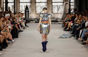 Capri-Sun: Wenn Kult auf Couture trifft: Capri-Sun setzt modisches Statement auf der Berlin Fashion Week