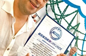 REKORD-INSTITUT für DEUTSCHLAND: Neuer Weltrekord im Maßkrug-Tragen ist offiziell - Rekordjäger Oliver Strümpfel war am 3. September 2017 auf der Gillamoos-Festwiese erfolgreich