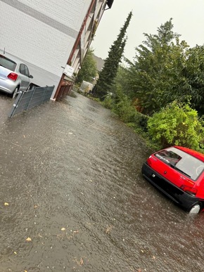 FW Ratingen: Folgemeldung: Starkregen setzt Ratinger Norden unter Wasser - Feuerwehr Ratingen im Dauereinsatz