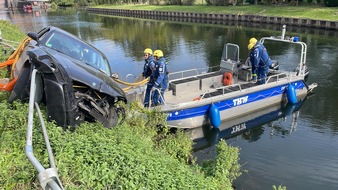 FW-KLE: Verkehrsunfall auf der Johanna-Sebus-Straße - Auto von Böschung geborgen