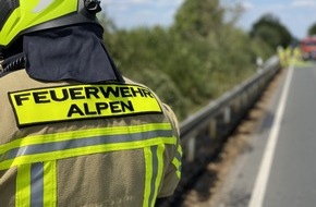 Freiwillige Feuerwehr Alpen: FW Alpen: Holzstrommast sorgt für zwei Alarmierungen