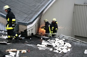 Feuerwehr Essen: FW-E: Feuer auf dem Dach der Messehalle 10 in Essen, Exponate unbeschädigt, Motorshow startet wie geplant
