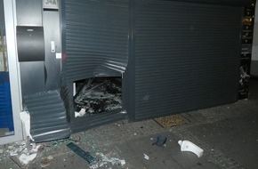 Polizei Hagen: POL-HA: Blitzeinbruch in der Hagener Innenstadt - Unbekannte fahren mit Auto in Schaufensterscheibe eines Juweliers