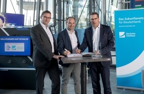 Deutsche Glasfaser Holding GmbH: FC Schalke 04 setzt auf Deutsche Glasfaser als Sponsor und Esport-Partner (FOTO)