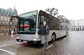 Bauer Media Group, auf einen Blick: Jetzt steuerte Jörg Pilawa (50) einen Hamburger Linienbus: "Busfahren kommt vom Glücksgefühl her gleich nach der Hochzeitsreise."