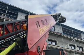 Freiwillige Feuerwehr Alpen: FW Alpen: Überörtliche Hilfeleistung bei einem Dachstuhlbrand in Issum