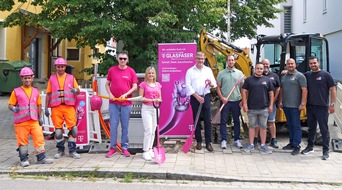 Deutsche Telekom AG: Im Plan: Bürgermeister Karl Heinz Fitz besucht Glasfaser-Baustelle der Telekom