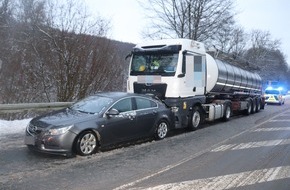 Kreispolizeibeh&ouml;rde H&ouml;xter: POL-HX: Wildunfall l&ouml;st Kettenreaktion mit f&uuml;nf beteiligten Fahrzeugen aus - drei Personen leicht verletzt
