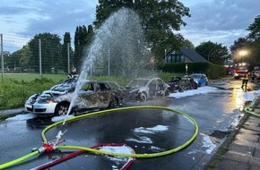 Kreisfeuerwehrverband Pinneberg: FW-PI: Drei Fahrzeuge brennen aus, darunter ein Hybdrid- und ein Vollelektrofahrzeug / Langwierige Nachlöscharbeiten
