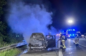 Feuerwehr Weinheim: FW Weinheim: Pkw-Brand auf der A5 zwischen Weinheim und Hemsbach. Familie mit zwei Kleinkindern bleibt unverletzt.