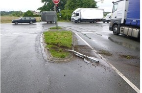 Polizei Bielefeld: POL-BI: Unfall bei Abbiegevorgang - silberner Volvo flüchtig