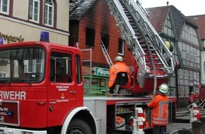Polizeiinspektion Hameln-Pyrmont/Holzminden: POL-HOL: Zwei Verletzte bei Brand in Bodenwerder / Wohnhaus total zerstört / 250.000 Euro Sachschaden
