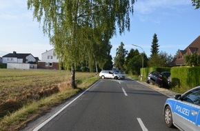 Kreispolizeibehörde Herford: POL-HF: Parkenden Golf übersehen-
Auto überschlägt sich