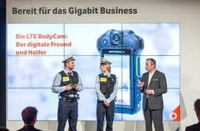 Vodafone GmbH: CeBIT 2016: Vodafone zeigt auf seiner Pressekonferenz die vernetzte BodyCam, den digitalen Freund und Helfer