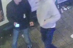 Polizei Düsseldorf: POL-D: Nach Messerangriff in der Altstadt - Wer kennt die Verdächtigen? - Mordkommission fahndet mit Fotos nach zwei unbekannten Männern - Fotos hängen an