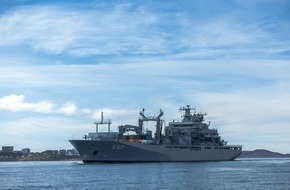 Presse- und Informationszentrum Marine: Einsatzgruppenversorger ''Berlin" l&auml;uft zum NATO-Einsatz aus