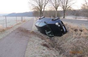 Polizeiinspektion Hameln-Pyrmont/Holzminden: POL-HOL: Landesstraße 550 - Lauenförde Rtg. Meinbrexen: Auf Glatteis von der Fahrbahn abgekommen - 51jährige Fahrerin aus Borgentreich leicht verletzt -