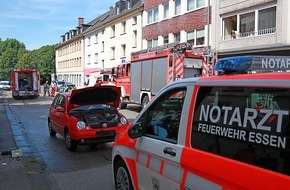Feuerwehr Essen: FW-E: Verkehrsunfall, VW Lupo kollidiert mit Mazda 323, drei Verletzte nach notärztlicher Versorgung zum Krankenhaus