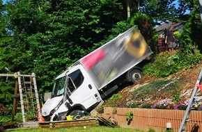 Feuerwehr Sprockhövel: FW-EN: Kleintransporter verunfallt und stürzt in Garten