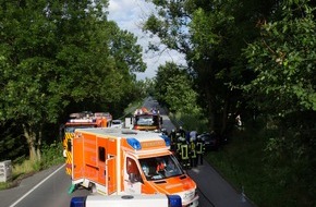Freiwillige Feuerwehr Menden: FW Menden: Verkehrsunfall - PKW gegen Baum
