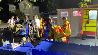 Freiwillige Feuerwehr Lehrte: FW Lehrte: Gro&szlig;brand in Sievershausen: Feuerwehr verhindert &Uuml;bergreifen auf Garagen und Wohnhaus