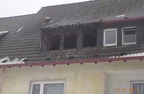 Feuerwehr Lüdenscheid: FW-LÜD: Wohnungsbrand fordert Menschenleben/
Ein ausgedehnter Wohnungsbrand in der Dachgeschosswohnung eines Mehrfamilienhauses forderte am frühen Montagmorgen einen Toten.