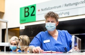 Helios Gesundheit: Ein Neuanfang in Buch: Krankenschwester Sabine Luise Nisch berichtet von ihrem Arbeitsalltag in der Rettungsstelle