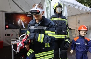 Deutscher Feuerwehrverband e. V. (DFV): "Vorbilder und Mutmacher": Bundespräsident lobt Feuerwehrangehörige / Großes Interesse an DFV-Stand beim Bürgerfest im Park von Schloss Bellevue