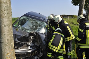 FW-KLE: Verkehrsunfall/ 29jährige Bedburg-Hauerin wird in ihrem Fahrzeug einklemmt.